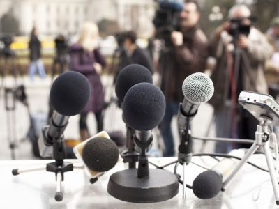Interview Mikrofone Pressemitteilung Hinweisgeberschutzgesetz